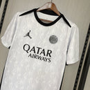 Camiseta hombre Paris Saint-Germain x Jordan temporada 2026 2027 color gris logotipos bordados calidad 1.1 oficial, PSG 2026, Camiseta PSG Jordan, PSG gris 2027, Camiseta Jordan fútbol, Ropa PSG barata, Calidad 1.1 PSG, Streetwear París, Tienda Hincha Futbolero, PSG x Jordan Grey Jersey.