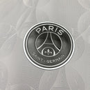 Camiseta hombre Paris Saint-Germain x Jordan temporada 2026 2027 color gris logotipos bordados calidad 1.1 oficial, PSG 2026, Camiseta PSG Jordan, PSG gris 2027, Camiseta Jordan fútbol, Ropa PSG barata, Calidad 1.1 PSG, Streetwear París, Tienda Hincha Futbolero, PSG x Jordan Grey Jersey.