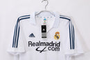 Camiseta oficial del Real Madrid primera equipación temporada 2001 2002 blanca retro para hombre de Tienda Hincha Futbolero, Camiseta Real Madrid retro, Real Madrid 01/02, Ropa Real Madrid vintage, Comprar camiseta Real Madrid blanca, La Novena, Zinedine Zidane Madrid, Galácticos, Madridistas, Merengues, Camisetas fútbol retro, Retro Real Madrid 2002, Historia Real Madrid, Colección Madrid.