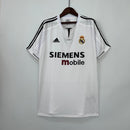 Camiseta oficial del Real Madrid primera equipación temporada 2003 2004 blanca retro para hombre, diseño clásico de los Galácticos de Tienda Hincha Futbolero, Camiseta Real Madrid retro, Real Madrid 03/04, Ropa Real Madrid vintage, Comprar camiseta Real Madrid blanca, Galácticos, Zidane, Beckham, Ronaldo, Madridistas, Merengues, Camisetas fútbol retro, Retro Real Madrid 2004, Historia Real Madrid, Colección Madrid.