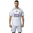 Camiseta oficial del Real Madrid primera equipación temporada 2006 2007 blanca retro para hombre de Tienda Hincha Futbolero, Camiseta Real Madrid retro, Real Madrid 06/07, Ropa Real Madrid vintage, Comprar camiseta Real Madrid blanca, Raúl, David Beckham Madrid, Madridistas, Merengues, Camisetas fútbol retro, Retro Real Madrid 2007, Historia Real Madrid, Liga de las Remontadas, Colección Madrid.