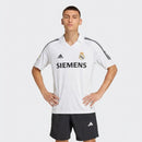 Camiseta oficial del Real Madrid primera equipación temporada 2005 2006 blanca retro para hombre, diseño clásico de Tienda Hincha Futbolero, Camiseta Real Madrid retro, Real Madrid 05/06, Ropa Real Madrid vintage, Comprar camiseta Real Madrid blanca, Galácticos, Zidane, Beckham, Ronaldo Fenômeno, Madridistas, Merengues, Camisetas fútbol retro, Retro Real Madrid 2006, Historia Real Madrid, Colección Madrid.