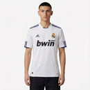 Camiseta oficial del Real Madrid primera equipación temporada 2010 2011 blanca retro para hombre de Tienda Hincha Futbolero, Camiseta Real Madrid retro, Real Madrid 10/11, Ropa Real Madrid vintage, Comprar camiseta Real Madrid blanca, Cristiano Ronaldo Madrid, Madridistas, Merengues, Camisetas fútbol retro, Retro Real Madrid 2011, Historia Real Madrid, Colección Madrid.