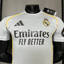 Camiseta hombre Real Madrid temporada 2025 2026 primera equipación blanca versión jugador auténtica tejido técnico transpirable calidad 1.1 oficial, Real Madrid 2025, Camiseta Real Madrid jugador, Real Madrid blanca Authentic, Camiseta titular Madrid 25/26, Camiseta barata Real Madrid, Calidad 1.1 Real Madrid, Versión Jugador Premium, Tienda Hincha Futbolero, Hala Madrid Style.