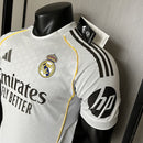 Camiseta hombre Real Madrid temporada 2025 2026 primera equipación blanca versión jugador auténtica tejido técnico transpirable calidad 1.1 oficial, Real Madrid 2025, Camiseta Real Madrid jugador, Real Madrid blanca Authentic, Camiseta titular Madrid 25/26, Camiseta barata Real Madrid, Calidad 1.1 Real Madrid, Versión Jugador Premium, Tienda Hincha Futbolero, Hala Madrid Style.