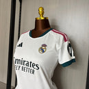Camiseta mujer Real Madrid temporada 2026 2027 primera equipación blanca calidad 1.1 premium corte entallado Tienda Hincha Futbolero. Real Madrid 2026, Real Madrid 2027, Camiseta Real Madrid mujer, Ropa Real Madrid femenina, Camiseta Madrid blanca mujer, Calidad 1.1 Real Madrid, Madridista Femenina, Tienda Hincha Futbolero, Real Madrid Women Jersey 26/27.