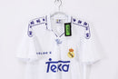 Camiseta oficial del Real Madrid primera equipación temporada 1994 1996 estilo polo blanca retro para hombre de Tienda Hincha Futbolero. Camiseta Real Madrid retro, Real Madrid 94/96, Ropa Real Madrid vintage, Comprar camiseta Real Madrid polo, Madridistas, Merengues, Camisetas fútbol retro, Retro Real Madrid 1995, Historia Real Madrid, Colección Real Madrid 90s, Fútbol noventero, Camiseta blanca Madrid.