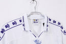 Camiseta oficial del Real Madrid primera equipación temporada 1994 1996 estilo polo blanca retro para hombre de Tienda Hincha Futbolero. Camiseta Real Madrid retro, Real Madrid 94/96, Ropa Real Madrid vintage, Comprar camiseta Real Madrid polo, Madridistas, Merengues, Camisetas fútbol retro, Retro Real Madrid 1995, Historia Real Madrid, Colección Real Madrid 90s, Fútbol noventero, Camiseta blanca Madrid.