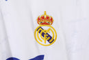 Camiseta oficial del Real Madrid primera equipación temporada 1994 1996 estilo polo blanca retro para hombre de Tienda Hincha Futbolero. Camiseta Real Madrid retro, Real Madrid 94/96, Ropa Real Madrid vintage, Comprar camiseta Real Madrid polo, Madridistas, Merengues, Camisetas fútbol retro, Retro Real Madrid 1995, Historia Real Madrid, Colección Real Madrid 90s, Fútbol noventero, Camiseta blanca Madrid.