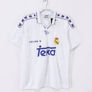 Camiseta oficial del Real Madrid primera equipación temporada 1994 1996 estilo polo blanca retro para hombre de Tienda Hincha Futbolero. Camiseta Real Madrid retro, Real Madrid 94/96, Ropa Real Madrid vintage, Comprar camiseta Real Madrid polo, Madridistas, Merengues, Camisetas fútbol retro, Retro Real Madrid 1995, Historia Real Madrid, Colección Real Madrid 90s, Fútbol noventero, Camiseta blanca Madrid.