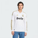 Real Madrid 2011 retro, Camiseta Madrid manga larga, Jersey Real Madrid 11/12 long sleeve, Camiseta CR7 dorada, Madrid shirt retro, Ropa fútbol vintage, Camiseta blanca y oro Madrid, Calidad 1.1 retro, Regalo fútbol hombre, Tienda Hincha Futbolero.