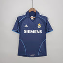 Camiseta oficial del Real Madrid segunda equipación temporada 2005 2006 azul marino retro para hombre de Tienda Hincha Futbolero, Camiseta Real Madrid retro, Real Madrid 05/06, Ropa Real Madrid vintage, Comprar camiseta Real Madrid azul, Galácticos, Zidane, Beckham, Ronaldo Fenômeno, Madridistas, Merengues, Camisetas fútbol retro, Retro Real Madrid 2006, Historia Real Madrid, Colección Madrid.