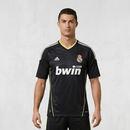 Camiseta oficial del Real Madrid segunda equipación temporada 2010 2011 negra retro para hombre, con detalles dorados, de Tienda Hincha Futbolero, Camiseta Real Madrid retro, Real Madrid 10/11, Ropa Real Madrid vintage, Comprar camiseta Real Madrid negra, Real Madrid Away Kit 2011, Madridistas, Merengues, Camisetas fútbol retro, Retro Real Madrid 2011, Historia Real Madrid, Colección Madrid.