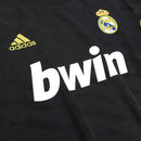 Camiseta hombre Real Madrid temporada 2011 2012 segunda equipación negra manga larga detalles dorados retro calidad 1.1 premium Tienda Hincha Futbolero. Real Madrid 2011, Real Madrid 2012, Camiseta Madrid negra, Ropa Real Madrid retro, Camiseta Madrid manga larga, Calidad 1.1 Madrid, Cristiano Ronaldo 2012, Tienda Hincha Futbolero, Real Madrid Retro Jersey 11/12.