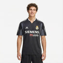 Camiseta hombre Real Madrid retro temporada 2004 2005 color negra edición galácticos oficial fútbol vintage clásica bordada Zidane Ronaldo Beckham.
