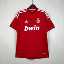 Camiseta oficial del Real Madrid tercera equipación temporada 2011 2012 roja retro para hombre de Tienda Hincha Futbolero, Camiseta Real Madrid retro, Real Madrid 11/12, Ropa Real Madrid vintage, Comprar camiseta Real Madrid roja, Real Madrid Third Kit 2012, Madridistas, Merengues, Camisetas fútbol retro, Retro Real Madrid 2012, Historia Real Madrid, Colección Madrid.