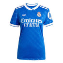Camiseta oficial del Real Madrid tercera equipación temporada 2025 2026 para mujer de Tienda Hincha Futbolero, Camiseta Real Madrid mujer, Tercera equipación Real Madrid 2025, Camiseta Real Madrid femenina 2026, Ropa oficial Real Madrid mujer, Comprar jersey Real Madrid mujer, Calidad premium Real Madrid femenino, Ropa de fútbol mujer, Jersey oficial Real Madrid LaLiga, Real Madrid moda mujer.