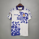 Camiseta oficial del Real Madrid tercera equipación temporada 1996 1997 retro para hombre diseño vintage histórico de Tienda Hincha Futbolero, Camiseta Real Madrid retro, Real Madrid 96/97, Ropa Real Madrid vintage, Comprar camiseta Real Madrid histórica, Real Madrid Third Kit 1997, Raúl González, Madridistas, Merengues, Camisetas fútbol retro, Retro Real Madrid 1997, Historia Real Madrid, Colección Madrid 90s, Fútbol noventero.