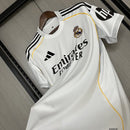Camiseta hombre Real Madrid temporada 2025 2026 primera equipación blanca parches oficiales Champions League y Foundation escudo bordado calidad 1.1 oficial, Real Madrid 2025, Camiseta Real Madrid Champions, Madrid con parches, Camiseta blanca Madrid 26, Camiseta barata Real Madrid, Calidad 1.1 Madrid, La Liga 2026, Tienda Hincha Futbolero, Hala Madrid, Bloke Core Madrid.