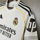 Camiseta hombre Real Madrid temporada 2025 2026 primera equipación blanca parches oficiales Champions League y Foundation escudo bordado calidad 1.1 oficial, Real Madrid 2025, Camiseta Real Madrid Champions, Madrid con parches, Camiseta blanca Madrid 26, Camiseta barata Real Madrid, Calidad 1.1 Madrid, La Liga 2026, Tienda Hincha Futbolero, Hala Madrid, Bloke Core Madrid.