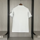 Camiseta hombre Real Madrid temporada 2025 2026 primera equipación blanca con parche oficial de La Liga bordado calidad 1.1 oficial, Real Madrid 2025, Camiseta Real Madrid parche La Liga, Real Madrid 25/26 blanca, Camiseta barata Real Madrid, Calidad 1.1 Real Madrid, La Liga 2026, Tienda Hincha Futbolero, Hala Madrid, Camiseta oficial Madrid.
