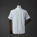 Camiseta hombre Real Madrid línea Terrace Icons temporada 2026 2027 color blanca y oro diseño lifestyle urbano escudo bordado calidad 1.1 oficial, Real Madrid 2026, Real Madrid Terrace Icons, Camiseta Real Madrid blanca y oro, Bloke Core Madrid, Camiseta barata Real Madrid, Calidad 1.1 Real Madrid, Moda fútbol 2026, Tienda Hincha Futbolero, Real Madrid Gold Jersey.