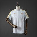 Camiseta hombre Real Madrid línea Terrace Icons temporada 2026 2027 color blanca y oro diseño lifestyle urbano escudo bordado calidad 1.1 oficial, Real Madrid 2026, Real Madrid Terrace Icons, Camiseta Real Madrid blanca y oro, Bloke Core Madrid, Camiseta barata Real Madrid, Calidad 1.1 Real Madrid, Moda fútbol 2026, Tienda Hincha Futbolero, Real Madrid Gold Jersey.