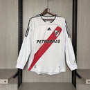 Camiseta hombre retro River Plate primera equipación blanca con banda roja manga larga temporada 2006 2007 calidad 1.1 oficial, River Plate retro 2006, Camiseta River manga larga, Camiseta antigua River Plate, Jersey River vintage 06/07, Calidad 1.1 River, Tienda Hincha Futbolero, Fútbol Argentino clásico, Bloke Core River, Regalo fútbol hombre River, Camiseta Ortega River retro.