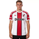 Camiseta River Plate Primera Equipación 26/227 Hombre - TIENDA HINCHA FUTBOLERO, River Plate, Millonario, 26/27, Primera Equipación, Manto Sagrado, Camiseta oficial, Núñez, Monumental, Fútbol Argentino, Tienda Hincha Futbolero, Exclusivo