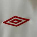Camiseta oficial del Sevilla FC retro temporada 2012 2013 blanca y roja para hombre de Tienda Hincha Futbolero, Camiseta Sevilla retro, Sevilla 12/13, Ropa Sevilla vintage, Comprar camiseta Sevilla antigua, Sevilla FC historia, Nervión, Camisetas fútbol retro, Retro Sevilla 2012, Colección Sevilla.