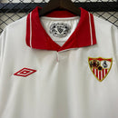 Camiseta oficial del Sevilla FC retro temporada 2012 2013 blanca y roja para hombre de Tienda Hincha Futbolero, Camiseta Sevilla retro, Sevilla 12/13, Ropa Sevilla vintage, Comprar camiseta Sevilla antigua, Sevilla FC historia, Nervión, Camisetas fútbol retro, Retro Sevilla 2012, Colección Sevilla.