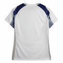 Camiseta oficial Tottenham Hotspur primera equipación 2025 2026 corte mujer de Tienda Hincha Futbolero, Camiseta Tottenham mujer, Tottenham 2025/26, Primera equipación Spurs mujer, Ropa oficial Tottenham femenina, Comprar camiseta Tottenham mujer, Spurs lady fit, Tottenham Hotspur moda, Premier League mujer, Camiseta fútbol femenina.