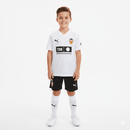 Valencia 2026 infantil, Conjunto Valencia niño, Equipación infantil Valencia, Ropa oficial Valencia niños, Kit fútbol infantil barato, Regalo fútbol niño Valencia, Camiseta blanca Valencia infantil, Jersey Valencia 25/26 kids, Che lifestyle kit, Comprar conjunto barato, Tienda Hincha Futbolero.
