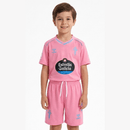 Conjunto infantil Celta de Vigo 2025 2026 tercera equipación rosa calidad 1.1 premium edición La Liga oficial, Celta de Vigo infantil 25/26, Conjunto niño Celta rosa, Ropa Celta de Vigo niños 2026, Equipación Celta junior 25/26, Calidad 1.1 infantil rosa, Tienda Hincha Futbolero, Regalo niño fútbol Celta, Camiseta rosa Celta niño, Celta Kids 2025 Third.
