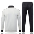 Nuevo Chándal oficial Alemania 26/27 – Chaqueta blanca y pantalón negro – Alemania, Die Mannschaft, 26/27, Chándal, Conjunto de entrenamiento, Blanco, Negro, DFB, Ropa deportiva, Fútbol, Tienda Hincha Futbolero, Exclusivo