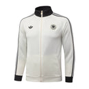 Nuevo Chándal oficial Alemania 26/27 – Chaqueta blanca y pantalón negro – Alemania, Die Mannschaft, 26/27, Chándal, Conjunto de entrenamiento, Blanco, Negro, DFB, Ropa deportiva, Fútbol, Tienda Hincha Futbolero, Exclusivo