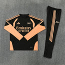 Chándal Arsenal FC 26/27 color negro y naranja - Arsenal, Arsenal FC, Gunners, Arsenal 26/27, Chándal Arsenal, Entrenamiento Arsenal, Premier League, Tienda Hincha Futbolero, Fútbol, Moda Futbolera, Ropa Arsenal, Total Black, Arsenal Negro