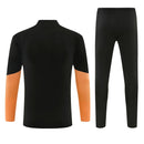 Chándal Arsenal FC 26/27 color negro y naranja - Arsenal, Arsenal FC, Gunners, Arsenal 26/27, Chándal Arsenal, Entrenamiento Arsenal, Premier League, Tienda Hincha Futbolero, Fútbol, Moda Futbolera, Ropa Arsenal, Total Black, Arsenal Negro