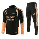 Chándal Arsenal FC 26/27 color negro y naranja - Arsenal, Arsenal FC, Gunners, Arsenal 26/27, Chándal Arsenal, Entrenamiento Arsenal, Premier League, Tienda Hincha Futbolero, Fútbol, Moda Futbolera, Ropa Arsenal, Total Black, Arsenal Negro