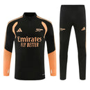 Chándal Arsenal FC 26/27 color negro y naranja - Arsenal, Arsenal FC, Gunners, Arsenal 26/27, Chándal Arsenal, Entrenamiento Arsenal, Premier League, Tienda Hincha Futbolero, Fútbol, Moda Futbolera, Ropa Arsenal, Total Black, Arsenal Negro
