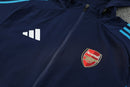 Chándal hombre Arsenal FC temporada 2025 2026 chaqueta cortaviento y pantalón azul marino entrenamiento calidad 1.1 premium oficial gunners. Arsenal 2025, Chándal Arsenal azul marino, Cortaviento Arsenal, Ropa Arsenal barata, Entrenamiento Arsenal 25/26, Calidad 1.1 Arsenal, Premier League Gear, Tienda Hincha Futbolero, Arsenal Navy Tracksuit.