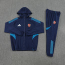 Chándal hombre Arsenal FC temporada 2025 2026 chaqueta cortaviento y pantalón azul marino entrenamiento calidad 1.1 premium oficial gunners. Arsenal 2025, Chándal Arsenal azul marino, Cortaviento Arsenal, Ropa Arsenal barata, Entrenamiento Arsenal 25/26, Calidad 1.1 Arsenal, Premier League Gear, Tienda Hincha Futbolero, Arsenal Navy Tracksuit.