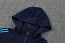 Chándal hombre Arsenal FC temporada 2025 2026 chaqueta cortaviento y pantalón azul marino entrenamiento calidad 1.1 premium oficial gunners. Arsenal 2025, Chándal Arsenal azul marino, Cortaviento Arsenal, Ropa Arsenal barata, Entrenamiento Arsenal 25/26, Calidad 1.1 Arsenal, Premier League Gear, Tienda Hincha Futbolero, Arsenal Navy Tracksuit.