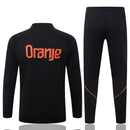 Nuevo Chándal oficial de entrenamiento Holanda 26/27 – Sudadera negra y pantalón naranja – Holanda, Países Bajos, Oranje, 26/27, Chándal, Entrenamiento, Sudadera, Negro, Naranja, Ropa deportiva, Fútbol, Tienda Hincha Futbolero, Exclusivo