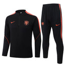 Nuevo Chándal oficial de entrenamiento Holanda 26/27 – Sudadera negra y pantalón naranja – Holanda, Países Bajos, Oranje, 26/27, Chándal, Entrenamiento, Sudadera, Negro, Naranja, Ropa deportiva, Fútbol, Tienda Hincha Futbolero, Exclusivo