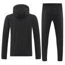 Chándal hombre Inter de Milán temporada 2025 2026 chaqueta cortaviento y pantalón negro entrenamiento calidad 1.1 premium oficial nerazzurro, Inter de Milán 2025, Chándal Inter negro, Cortaviento Inter Milán, Ropa Inter barata, Entrenamiento Inter 25/26, Calidad 1.1 Inter Milán, Serie A Gear, Tienda Hincha Futbolero, Inter Milan Black Tracksuit.