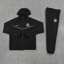 Chándal hombre Inter de Milán temporada 2025 2026 chaqueta cortaviento y pantalón negro entrenamiento calidad 1.1 premium oficial nerazzurro, Inter de Milán 2025, Chándal Inter negro, Cortaviento Inter Milán, Ropa Inter barata, Entrenamiento Inter 25/26, Calidad 1.1 Inter Milán, Serie A Gear, Tienda Hincha Futbolero, Inter Milan Black Tracksuit.