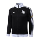 Nuevo Chándal oficial Juventus 26/27 – Chaqueta y pantalón negro - Juventus, Juve, Bianconeri, Vecchia Signora, 26/27, Chándal, Conjunto de entrenamiento, Negro, Ropa deportiva, Fútbol, Tienda Hincha Futbolero, Exclusivo