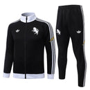 Nuevo Chándal oficial Juventus 26/27 – Chaqueta y pantalón negro - Juventus, Juve, Bianconeri, Vecchia Signora, 26/27, Chándal, Conjunto de entrenamiento, Negro, Ropa deportiva, Fútbol, Tienda Hincha Futbolero, Exclusivo