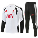 Chándal Liverpool FC 26/27 sudadera blanca y pantalón negro - Liverpool, LFC, Reds, Liverpool 26/27, Chándal Liverpool, Ropa Liverpool, Premier League, Entrenamiento, Tienda Hincha Futbolero, Fútbol, Moda Futbolera, Conjunto Deportivo
